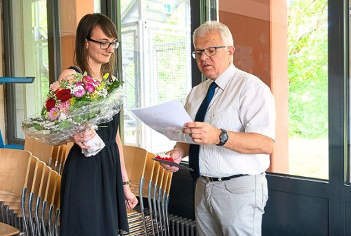 Neben Blumen erhielt Jennifer Armbruster von Gerhard Reiner auch einen Reisegutschein. Foto: Deregowski Foto: Schwarzwälder Bote