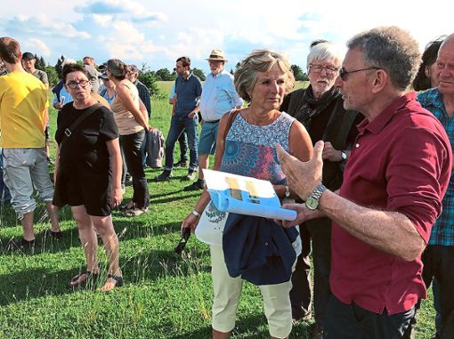 Hans Edelmann erläutert Andrea Bogner-Unden die auf dem Plettenberg vorkommenden geschützten  Vogelarten.  Foto: Privat Foto: Schwarzwälder Bote