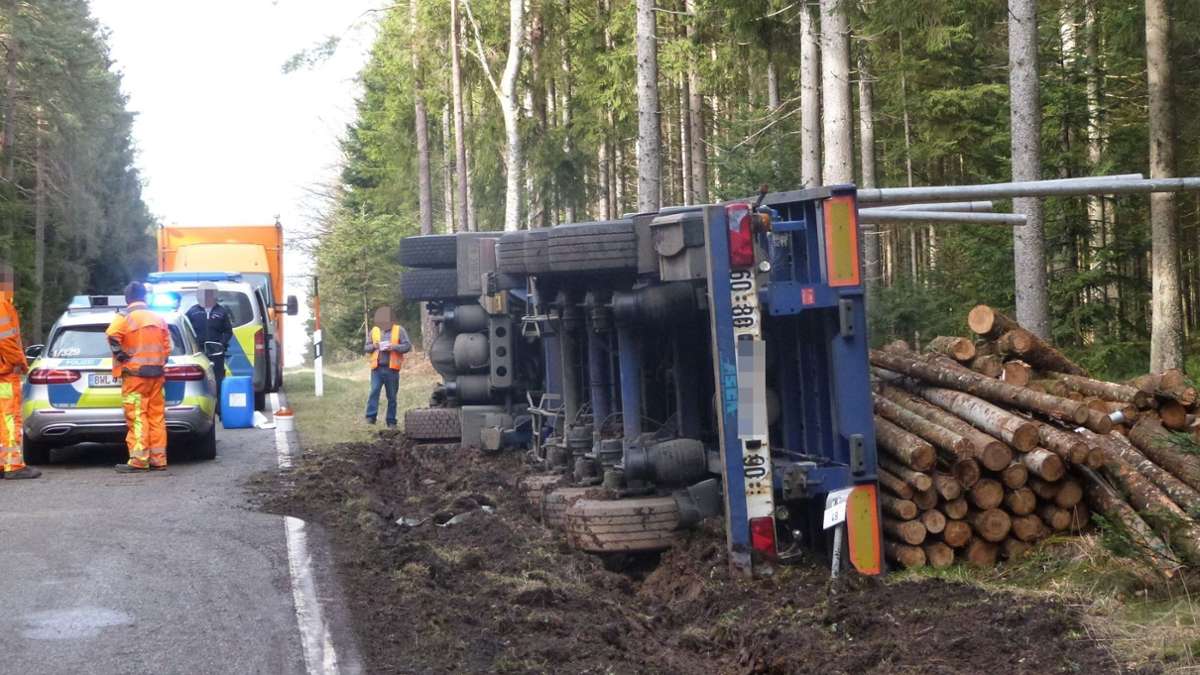 Unfall  auf B 294 nahe Seewald: Lastwagen  kippt um – Bundesstraße muss voll gesperrt werden