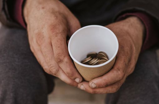 Ein 39-Jähriger stahl einem Obdachlosen einen Becher mit Münzen (Symbolfoto). Foto: IMAGO/imageBROKER/Oleksandr Latkun