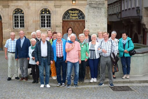 Bei ihrem 70er-Ausflug erkunden die Jahrgänger im Rahmen einer Stadtführung Esslingen. Foto: Hölsch Foto: Schwarzwälder Bote