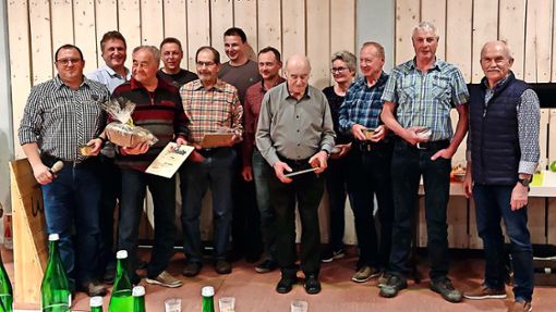 Die erfolgreichen Teilnehmer der Brittheimer Mostprämierung Foto: Hengsteler