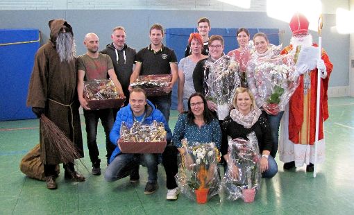 Die Übungsleiter des TSV Bühlingen erhalten ein Dankeschön für ihren Einsatz.  Foto: Hauser Foto: Schwarzwälder-Bote