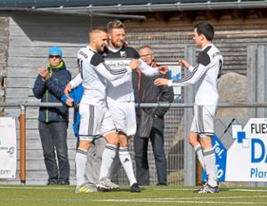 In der vergangenen Saison jubelten sie noch gemeinsam. Nun treten Julian Kaiser und Alex German (FC Bad Dürrheim) und Yannick Reiner (Schonach, von links) als Gegner an.   Foto: Eich