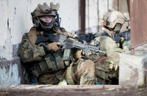 Soldaten des Kommandos Spezialkräfte trainieren den Häuserkampf. Foto: dpa