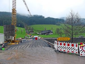 Die neue Brücke in den Gelbach soll im Mai fertiggestellt  sein, stellte Franz Doll im Gemeinderat in Aussicht.  Foto: Haas Foto: Schwarzwälder Bote