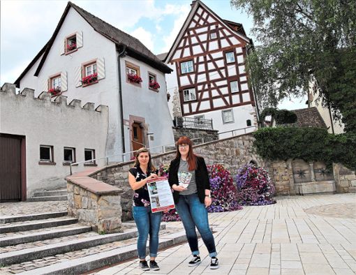 Michelle Zandona (links) und Katharina Pfaff vom Tourismusamt stellen auf dem Kelnhofplatz  das  Programm vor. Foto: Maier Foto: Schwarzwälder Bote