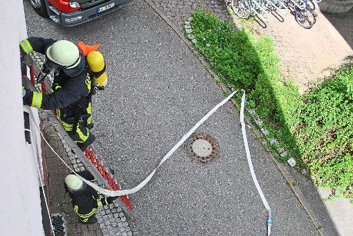 Atemschutzträger steigen mit Löschrohren über tragbare Leitern  ein. Foto: Schwarzwälder-Bote