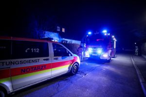 Rettungsdienst, Feuerwehr und Polizei rückten zu dem Gasalarm am zweiten Weihnachtsfeiertag in Schwenningen aus.  Foto: Marc Eich