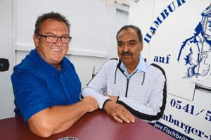 Dirk Willi Rösgen (links) mit Jagdev Singh,  der in Freudenstadt wohnt und mit dem Fischmarkt seit über 20 Jahren   mit einem Textilstand unterwegs ist. Foto: Schwarzwälder Bote