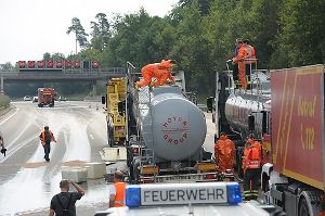 Ein mit Klebstoff beladener Tanklaster steht auf der A8 zwischen Leonberger Dreieck und Stuttgarter Kreuz. Nach einem Reifenplatzer hat der Lastzug einen Tel seiner Ladung verloren, der sich über die Autobahn ergoss. Foto: www.7aktuell.de/Eyb
