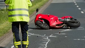 Motorradfahrer tot, Sozia schwer verletzt