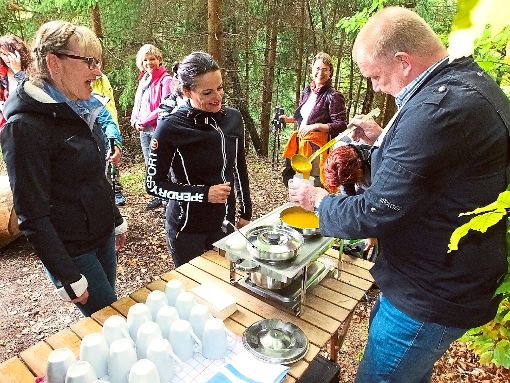 Aussicht mit Gaumengenuss erlebten die Teilnehmer der zweiten kulinarischen Wanderung in Bad Teinach-Zavelstein. Foto: Stocker Foto: Schwarzwälder-Bote