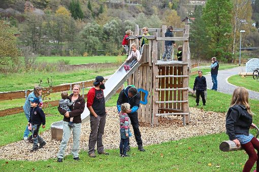 Begeistert nahmen die Kids den neuen Spielplatz in Mühlen in Besitz.  Foto: Tischbein