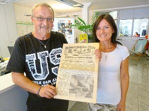 Stolze  Besitzer: Pascal Kleider und seine Frau Anita haben die Zeitung von 1940 wieder in die Heimat zurückgebracht.  Foto: Otto