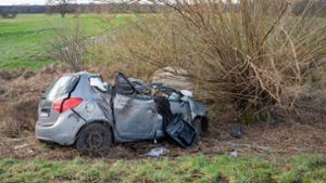 Fahrerin stirbt bei Autounfall
