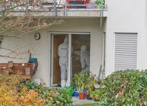 Die Spurensicherung bei ihrer Arbeit im November 2018 im Haus von Michael Riecher.  Foto: Lück