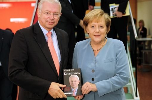 Bundeskanzlerin Angela Merkel und Roland Koch bei der Buchvorstellung des zurückgetretenen hessischen Ministerpräsidenten. Foto: dpa