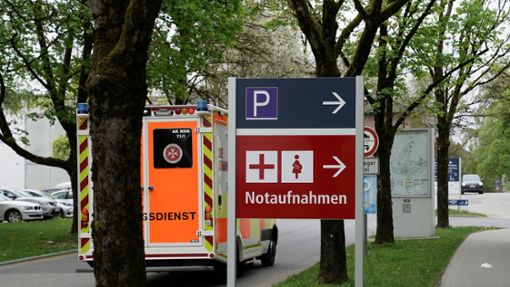 Auf dem Gelände des Inn-Salzach-Klinikums Gabersee in Wasserburg am Inn ist ein Arzt getötet worden. Foto: Uwe Lein/dpa