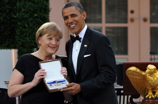 Gruppenbild mit Medal of Freedom: Bundeskanzlerin Angela Merkel hat von Barack Obama die höchste zivile Auszeichnung der USA überreicht bekommen. Foto: dapd
