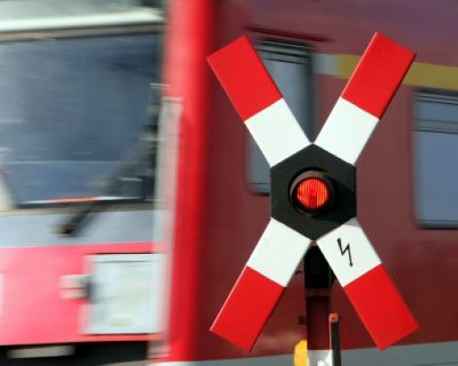 Beim Versuch, den Bahnübergang in Geisingen trotz roten Signals und geschlossener Schranken zu überqueren, ist ein 53-Jähriger vom Zug erfasst und getötet worden. (Symbolbild) Foto: dpa