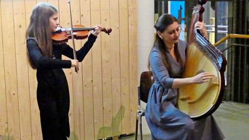 Mit Musik bezaubern Oleksandra Kochedykova (Violine) und Oksana Kochedykova (Bandura) bei der Vernissage. Foto: Siegfried Kouba
