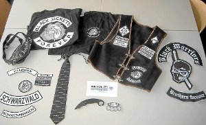 Beschlagnahmte Gegenstände der Black Jackets. Foto: Archiv