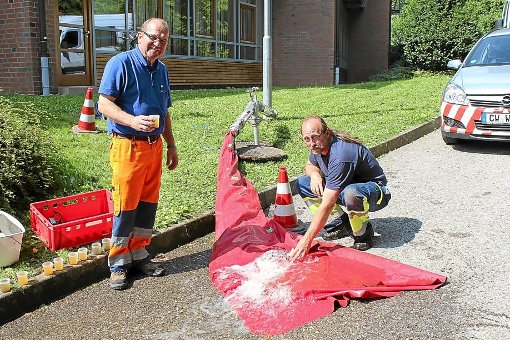 Werner Schanz (links) und Oliver Bäßler entnehmen Wasserproben, um die Qualität zu überprüfen. Foto: Stadt Wildberg