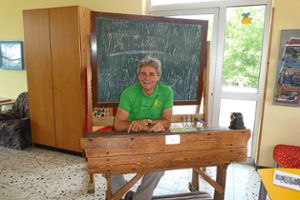 Klaus Schmid Krimmer auf  einer alten Schulbank. Seit 23 Jahren leitet er die Forchenkopfschule.  Foto: Altendorf-Jehle Foto: Schwarzwälder Bote