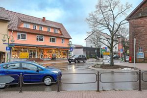 An der Kreuzung zwischen der Ortsdurchfahrt und der Schwarzwaldstraße in Schömberg wird ein Kreisverkehr gebaut.  Foto: Fritsch Foto: Schwarzwälder Bote