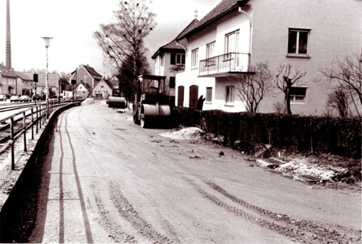 Die Fidelisstraße in Burladingen wurde anlässlich der Stadterhebung ausgebaut und asphaltiert. Im zweiten Bauabschnitt fand man menschliche Überreste (großes Bild).  Fotos: Archiv/Eule Foto: Schwarzwälder Bote
