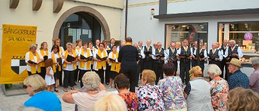 Der Mitmachchor und der Sängerbund Balingen unterhalten am Ausweichort mit verschiedenen Liedern. Fotos: Dürrschnabel Foto: Schwarzwälder-Bote