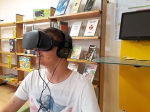 Mit der VR-Brille können sich die Besucher über viele Berufe informieren. Foto: Bücherei Foto: Schwarzwälder Bote