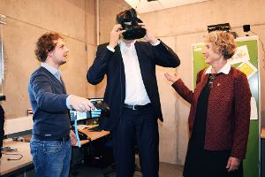 Start-Up-Unternehmer Markus Kiesel (links) erklärt dem Fraktionsvorsitzenden Andreas Schwarz und der Landtagsabgeordneten Andrea Bogner-Unden, welches Potenzial  virtuelle Realität für die Unternehmen der Region hat. Foto: Zelenjuk Foto: Schwarzwälder-Bote