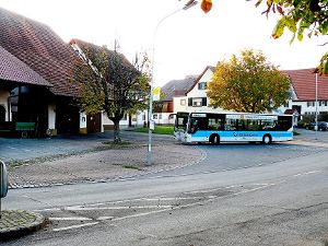 Ein Linienbus kurvt auf den Dorfplatz in Erzingen. Mit der Einführung des neuen Fahrplans wird dies nicht mehr so oft der Fall sein wie bisher. Foto: Hauser