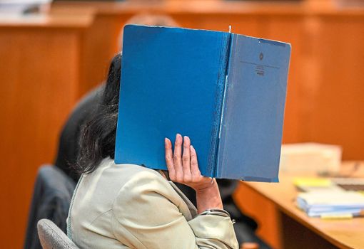 Die angeklagte Pflegerin vor Gericht  Foto: Seeger