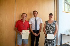 Bürgermeister Stefan Feigl (Mitte) ehrte Christa Meißl und Gotthard Nothacker für mehrfaches Blutspenden.  Foto: Bausch Foto: Schwarzwälder Bote