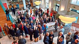 Im Foyer der Stadthalle Museum ließen sich die zahlreichen Gäste den Sekt zum Stehempfang schmecken Foto: Roth