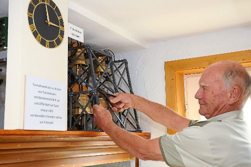 Wann die Stunde schlägt, daran kann Ernst Grießhaber drehen, nämlich am restaurierten Uhrwerk der Turmuhr der evangelischen Kirche in Tennenbronn. Foto: Heimathaus Foto: Schwarzwälder-Bote