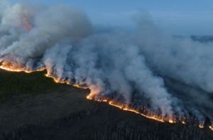 Die vom British Columbia Wildfire Service zur Verfügung gestellte undatierte Luftaufnahme zeigt Waldbrände in der nordöstlichen Region von British Columbia. Foto: Uncredited/BC Wildfire Service/Xinhua//dpa