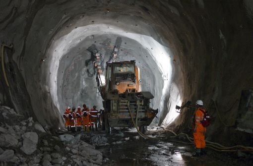 Ingenieure prüfen die Baustelle des Teilabschnitts Sedrun im Gotthard-Basistunnels Foto: dpa