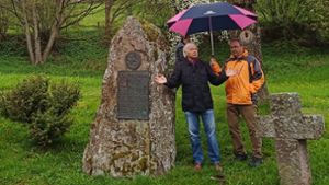 Historiker Fritz Peter (links) und Dieter Bronnerstehen vor dem Minnesängerdenkmal. Foto: Gukelberger