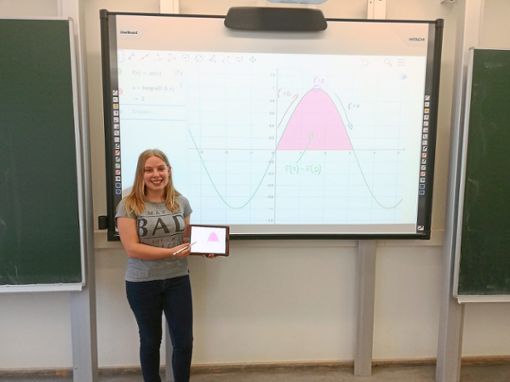 Schülerin Fabienne Wölfle aus der Klasse TG1I präsentiert selbst erarbeitete Ergebnisse mit Hilfe einer App.  Foto: Schule Foto: Schwarzwälder Bote