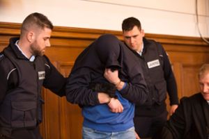 Der Angeklagte Drazen D. wird in den Gerichtssaal geführt. Er hat sein Gesicht verhüllt. Foto: Graner