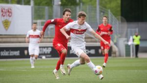 Dejan Galjen (re., gegen Nino Miotke)  erzielte drei Treffer für den VfB II gegen den TSV Steinbach Haiger. Foto: Pressefoto Baumann/Hansjürgen Britsch