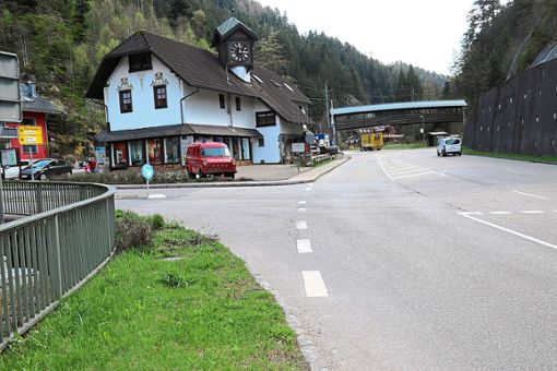 Hier in Gremmelsbach wird im ersten Bauabschnitt der Verkehr aus Richtung Hornberg umgeleitet, wenn die B 33 in wenigen Tagen saniert wird. Foto: Kommert Foto: Schwarzwälder Bote