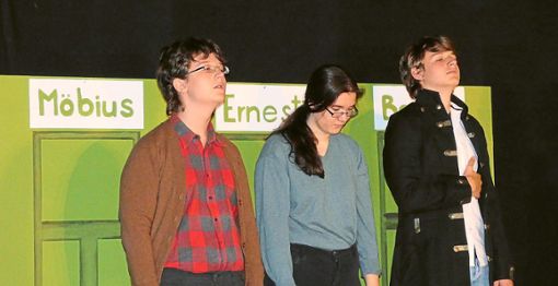 Die drei Physiker auf der Theaterbühne des Kreisgymnasiums Hochschwarzwald.  Foto: Kreisgymnasium Foto: Schwarzwälder Bote