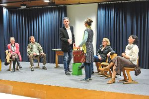Die Schauspieler proben für die Aufführungen der Komödie Frau Müller muss weg. Foto: Braun Foto: Schwarzwälder-Bote