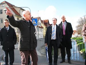 Ortsvorsteher Siegfried Schott zeigt beim Ortschaftstag, welche Maßnahmen er für dringend erachtet.  Foto: Kistner