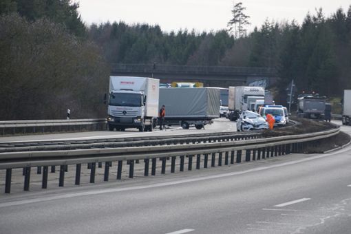 Ein Auffahrunfall hat für eine Vollsperrung auf der A 81 zwischen Empfingen und Horb gesorgt. Ein Renault krachte in ein Stauende. Foto: Jürgen Lück